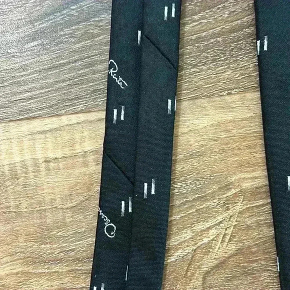Oscar de la Renta Vintage Tie Beautiful Black with gray rectangular design. - Picture 9 of 16